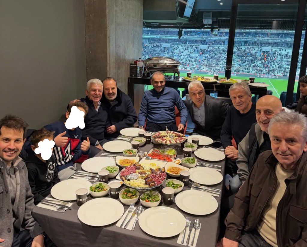 Maçı locada takip eden isimler: Cumhurbaşkanı’nın kardeşi Mustafa Erdoğan, Servet Yardımcı, Kasımpaşa’nın yeni sahibi Cemil Kazancı, Kasımpaşa’nın başkanı ve Fenerbahçe kongre üyesi Davut Dişli.

Bahsettiğin siyasi işler buydu sanırsam.