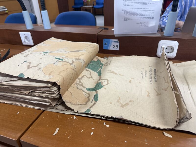 Ada masalah yang mengkhawatirkan di arsip #ANRI: ini adalah foto dari peneliti PhD Leiden, Eddie Meijer, yang sedang melihat peta kolonial Belanda di koleksi ANRI. Peta tersebut terlihat jelas mulai rusak di atas meja. Konservasi perlu ditangani dengan serius.