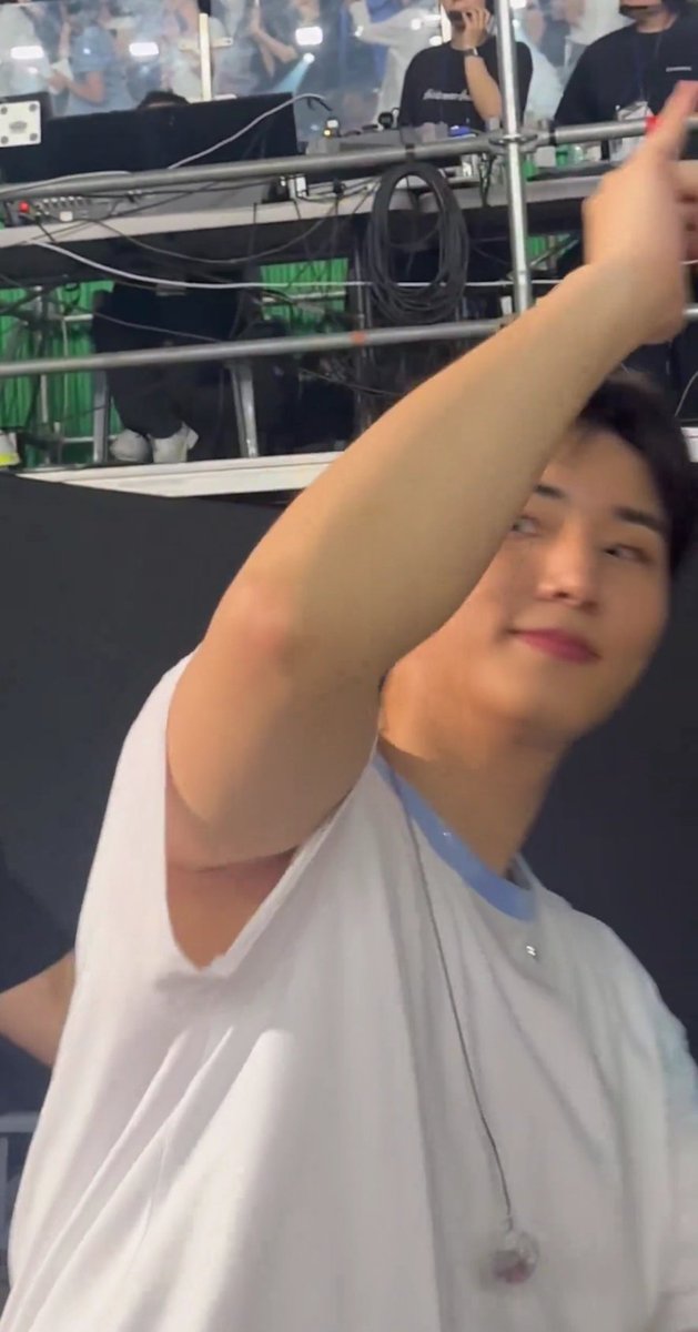 bbirongyonk's tweet photo. young kilikili is free!!!

youngk, please stop wearing inner /double shirts 🤣 https://t.co/u1yoc7OipV