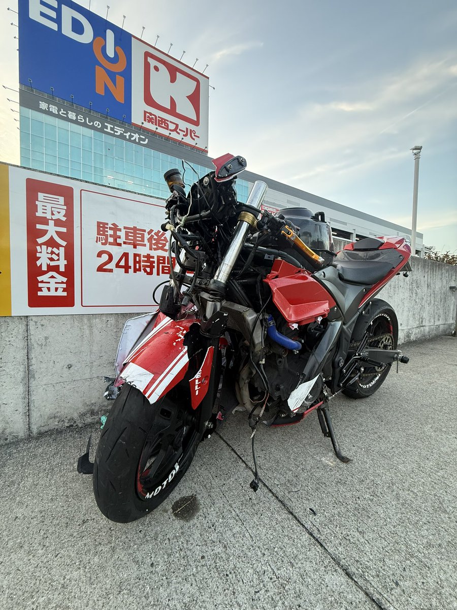itsuki_R25's tweet photo. ご報告
先日右直事故を起こしてしまいましてR25はフロント部分が大破してしまい、修理不可なので廃車になります。
身体の方は数m飛ばされたにも関わらず左腕骨折ぐらいで済んだので現在は無事です。
またバイク乗ると思うのでその時はよろしくお願いします！ https://t.co/AdSj4FVDm7
