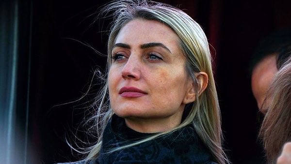 Siyasi hesaplar uğruna eşi ve abisi zindanda olan, bir yıldır her gün yeni bir iftira ve karalama kampanyasına maruz bırakılarak adeta zulüm gören bir kadın… Bu ülkede belki de en çok haksızlığa uğrayanlardan biri. 

En çok da senin Kadınlar Günün kutlu olsun. #8mart