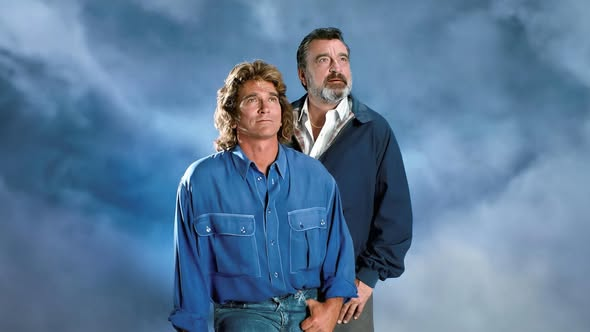 Generations7080's tweet photo. 📺 Portée par le regretté Michael Landon, il y a 39 ans, le 8 mars 1987, la série "Les Routes du paradis" était diffusée pour la première fois en France sur M6.

La série suit les pérégrinations de deux personnages que tout oppose, envoyés en mission par Dieu. 👼⛪️

Après La Petite Maison dans la prairie, Landon a voulu créer une série qui prône la bonté, la tolérance et l'amour du prochain. Il en était le créateur, le producteur, le réalisateur fréquent et l'acteur principal. Une belle complicité avec Victor French.

👉110 épisodes ont été produits sur 5 saisons.