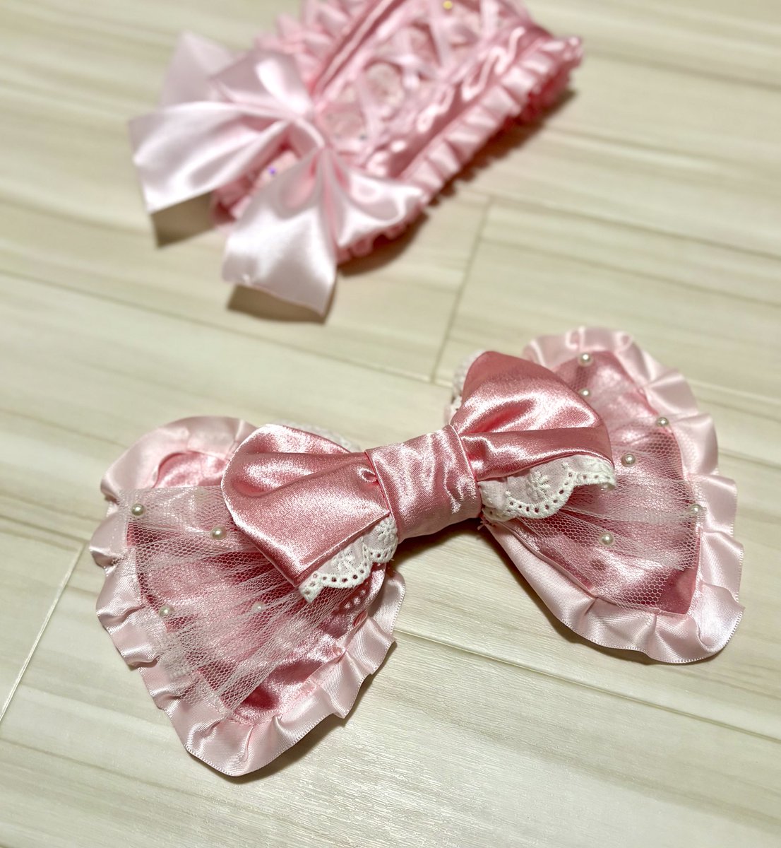 アイドルのヘッドドレスが欲しくて自分で作った小学生の作品🥺🎀(1枚目)家にあるもので形にしたのすごい✨でもここはママの専門だからと作り始めたらたのしくて何個でも作っちゃう😂娘と趣味が合うって楽しい❣️女の子のママにしてくれてありがとう😭