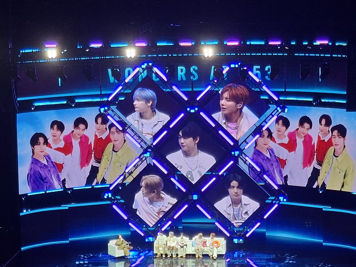 csbshots's tweet photo. TXT FOR DUNKIN FANMEET AND THE “X” SCREENS ALL MAKE SENSE!!! THEY HAVE 5 SEPARATE BOXES FOR EACH OF THE MEMBERS!!!!

SO DURING THE TALKING SECTION THEY CAN HAVE INDIVIDUAL FANCAMS ???! THIS IS SO SMART DUNKIN HELLO????

 #DunkinPH_WondersAt553 https://t.co/8AY4aO44Fz