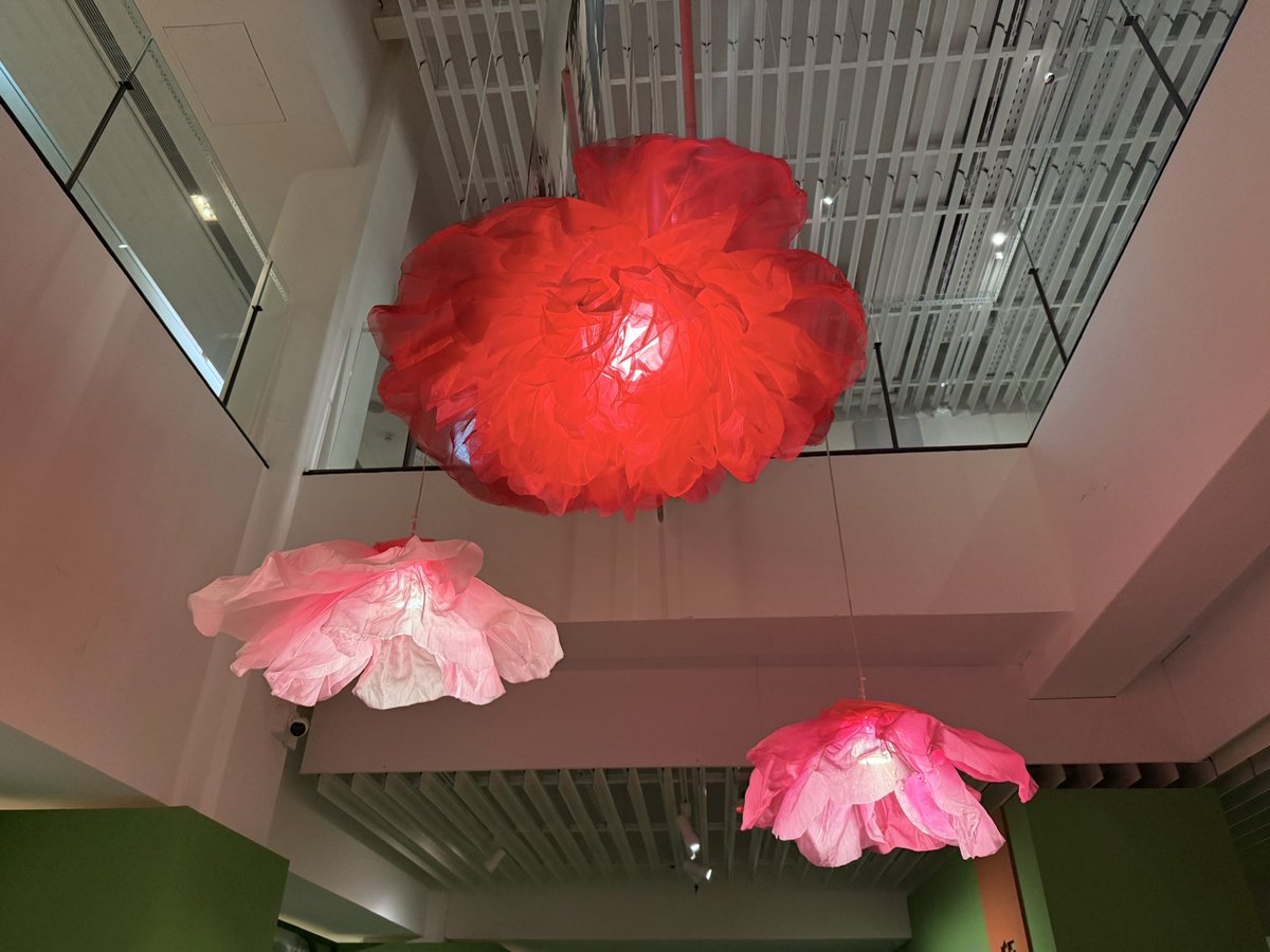 帶東離三人去國立歷史博物館看綻放-維也納美景宮百年花繪名作展，雖然展覽提到了克林姆，但其實只有一幅畫，而且不是大家熟悉的那幾幅（但周邊商品都在賣那幾幅😅）～
不過畫真的都很好看，看到認識的植物就覺得很開心，如果有植物學的講解就好了～感覺出現在畫裡的花卉和水果都有很多故事能講～🤔