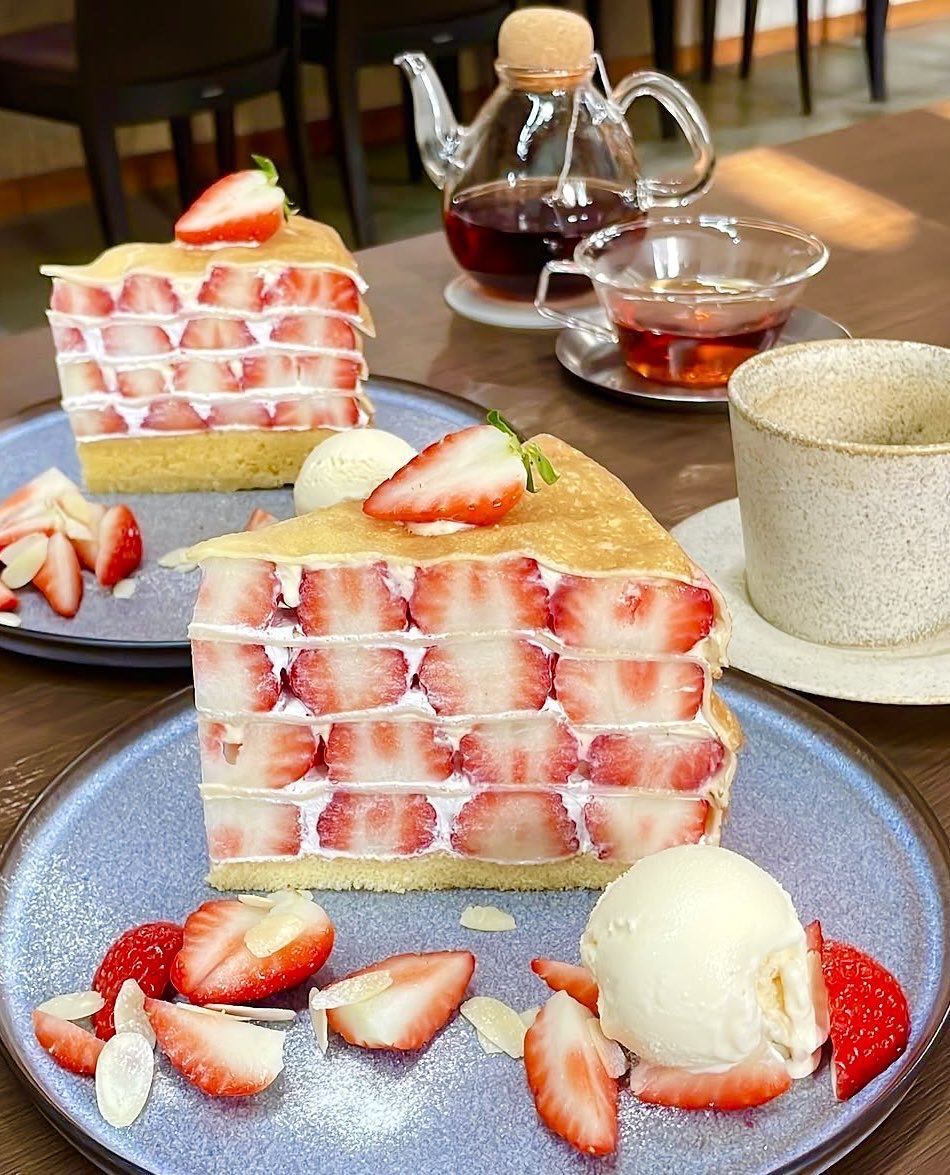 sweetroad5's tweet photo. 愛知県岡崎市にあるお店「六華亭」の、大量の苺の間に生クリームとカスタードクリームを挟んだ「いちごのミルクレープセット」✨ https://t.co/8rYmhPy9TN