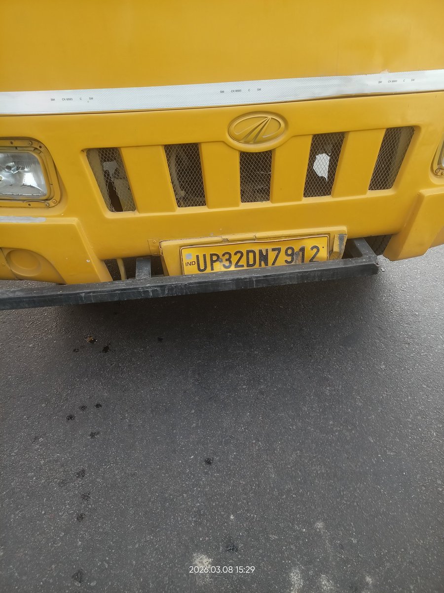manujjverma's tweet photo. @Uppolice @lkopolice यह सागर इंस्टिट्यूट की बस ने कमता चौराहे पे मेरी कार में साइड मारी और अपनी गाड़ी ले कर भाग गया,ड्राइवर को ट्रैफिक नियम बताने और यह भी देखे क्या ड्राइवर बस चलाने के लायक भी है या नही। https://t.co/7qQLHb3HSb