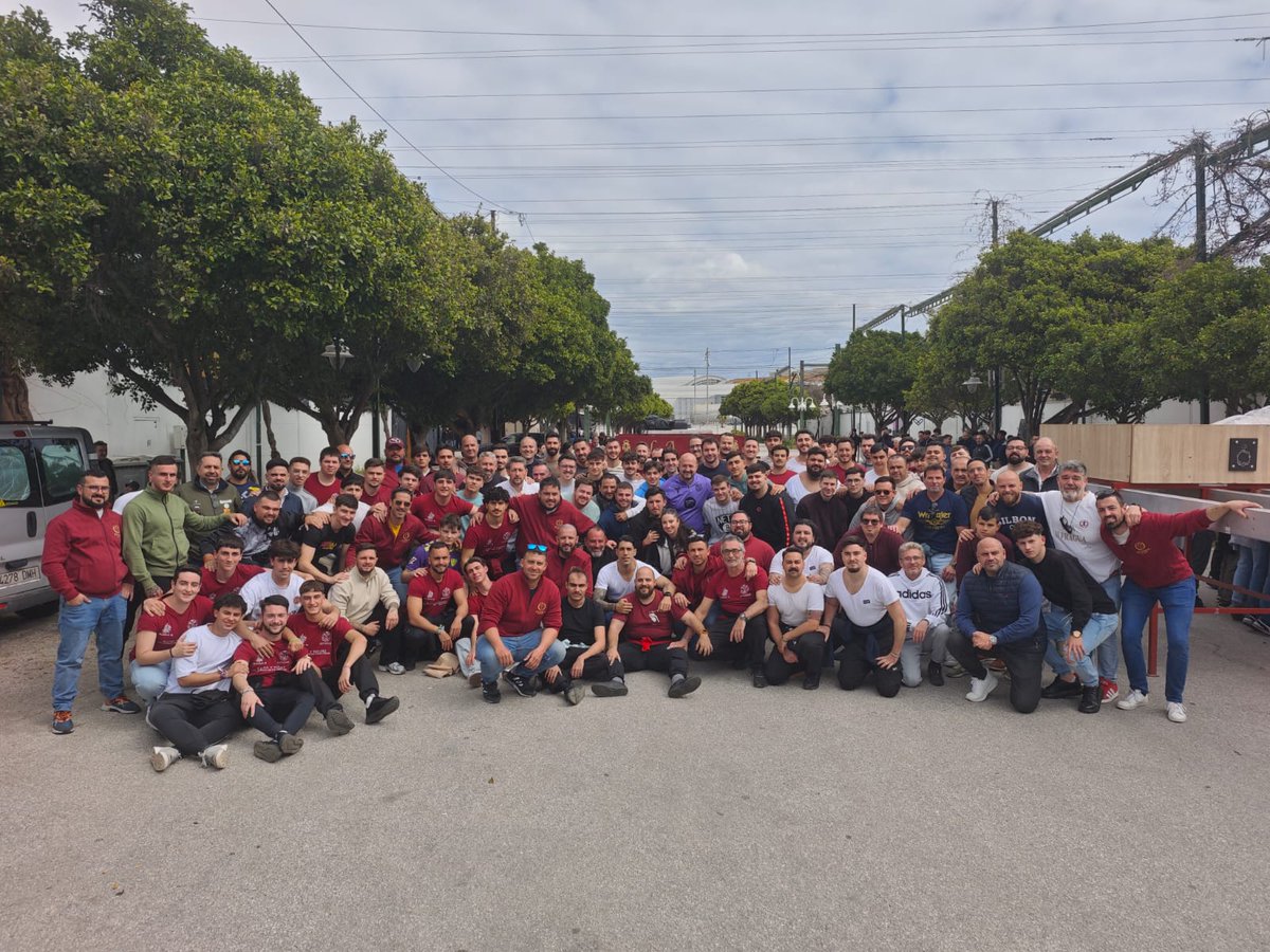 HdaddelaColumna's tweet photo. 🟣 En el dia de ayer se celebró en el recinto Ferial, el ensayo convivencia de Hombres de Trono del Señor de la Columna y de Ntra. Sra. de la O. Un magnifico día de convivencia entre hermanos del varal y  nuestros músicos de la Banda de @CCTTGitanos. https://t.co/oqEOuXtFmH