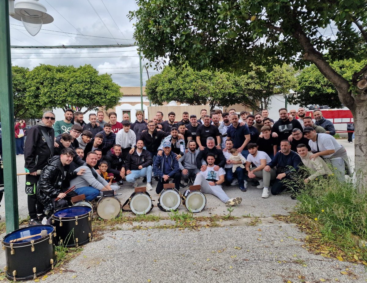 HdaddelaColumna's tweet photo. 🟣 En el dia de ayer se celebró en el recinto Ferial, el ensayo convivencia de Hombres de Trono del Señor de la Columna y de Ntra. Sra. de la O. Un magnifico día de convivencia entre hermanos del varal y  nuestros músicos de la Banda de @CCTTGitanos. https://t.co/oqEOuXtFmH