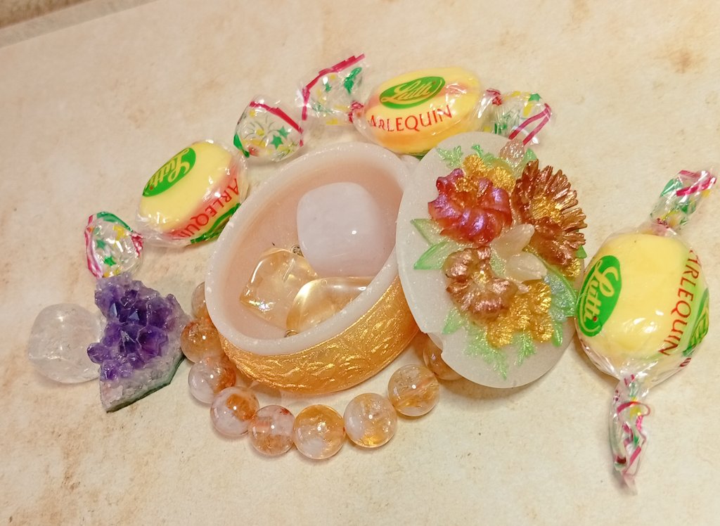 Nouveau modèle de petit pot vintage floral ! 

💬🔄🤍