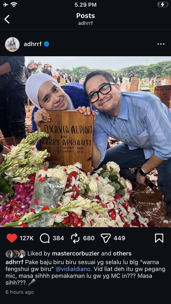 headonthefloor's tweet photo. salah satu postingan paling sedih, kak adhi. bayangin nemenin temen dari merintis, sukses, nemenin galaunya, nge MC in nikahannya, nemenin sakitnya, ampe tiba waktunya skrg nge MC di PEMAKAMANNYA 😣
fly high kak vidi 🌻 https://t.co/sQMpXo46JX