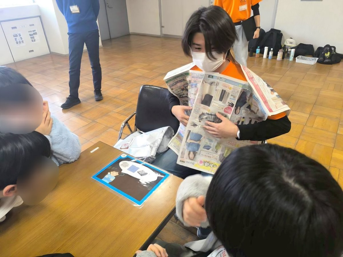 volusuta19's tweet photo. 【活動紹介】
🎒高学年防災キャンプ🎒

2/21(土)に、交野市の小学校高学年の児童に防災や救命処置に関するプログラムを通して、自分たちに何ができるかを学んでもらいました！⛑️🎒🥫

ボラスタが気になる方！！気軽にDMしてね📲

#摂南大学
#摂南大学ボランティア・スタッフズ https://t.co/zonLCG90YV