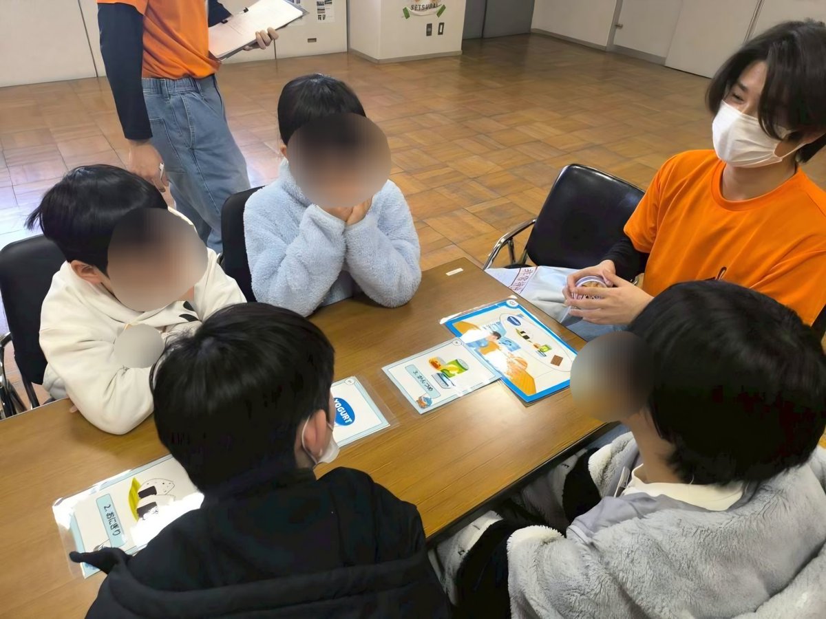 volusuta19's tweet photo. 【活動紹介】
🎒高学年防災キャンプ🎒

2/21(土)に、交野市の小学校高学年の児童に防災や救命処置に関するプログラムを通して、自分たちに何ができるかを学んでもらいました！⛑️🎒🥫

ボラスタが気になる方！！気軽にDMしてね📲

#摂南大学
#摂南大学ボランティア・スタッフズ https://t.co/zonLCG90YV