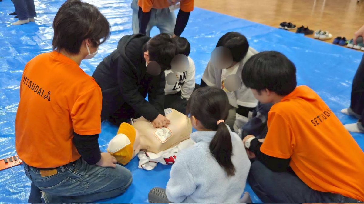 volusuta19's tweet photo. 【活動紹介】
🎒高学年防災キャンプ🎒

2/21(土)に、交野市の小学校高学年の児童に防災や救命処置に関するプログラムを通して、自分たちに何ができるかを学んでもらいました！⛑️🎒🥫

ボラスタが気になる方！！気軽にDMしてね📲

#摂南大学
#摂南大学ボランティア・スタッフズ https://t.co/zonLCG90YV
