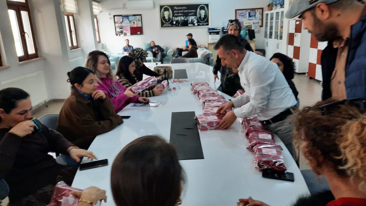 SULTANSASAI's tweet photo. Emekleriyle okulumuza değer katan kadın öğretmenlerimizin ve tüm kadınların 8 Mart Kadınlar Günü kutlu olsun. @BaglarMEM21  @MemBasin21 https://t.co/NstjNGE5ce