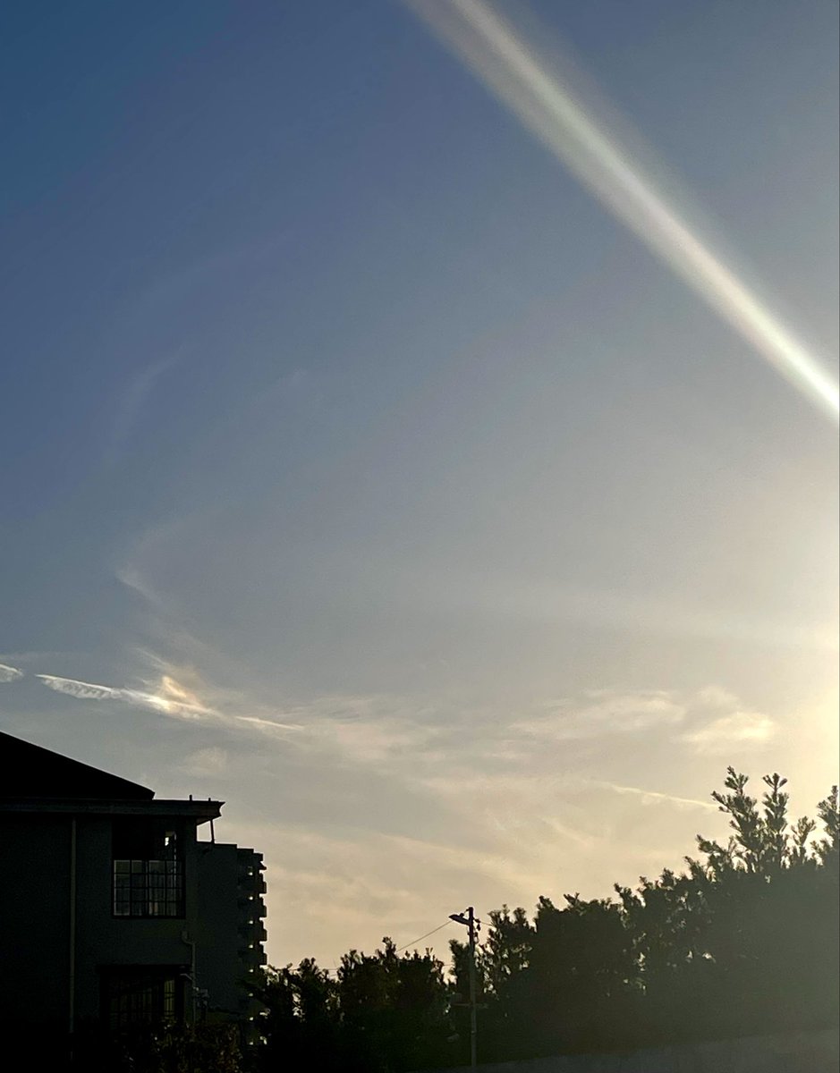 ruban0405's tweet photo. 夕方の空
夕陽の幻日？
#幻日
#虹色
#彩雲 https://t.co/hV2IHzZSBo