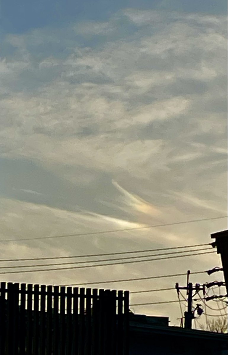 ruban0405's tweet photo. 夕方の空
夕陽の幻日？
#幻日
#虹色
#彩雲 https://t.co/hV2IHzZSBo