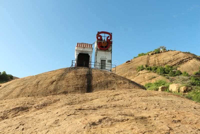 👆🏼திருப்பரங்குன்றம் மலை மீது இருக்கும் சிக்கந்தர் தர்காவின் நிலை வாசல் கல்லில் இருந்த 1805 என்ற பொறிப்பை மறைத்து பச்சை வர்ண பெயிண்ட் அடித்து மறைத்து வைத்ததை குறித்து ட்விட்டரில் ஒரு பதிவு செய்திருந்தேன்.

அந்தப் பதிவில் மதுரையைச் சார்ந்த சாதிக் என்ற நபர் திருப்பரங்குன்றம் மலை
