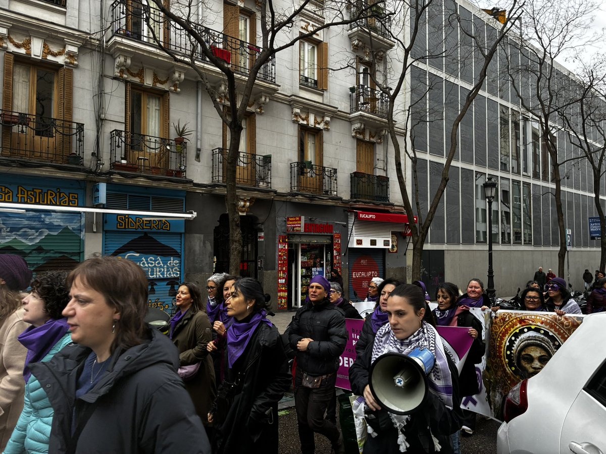 Cortando las calles en Lavapiés la marcha de mujeres. 
Aquí vivimos, aquí soñamos, aquí nos quedamos.
La lucha será transfeminista o no será.
#8Marzo