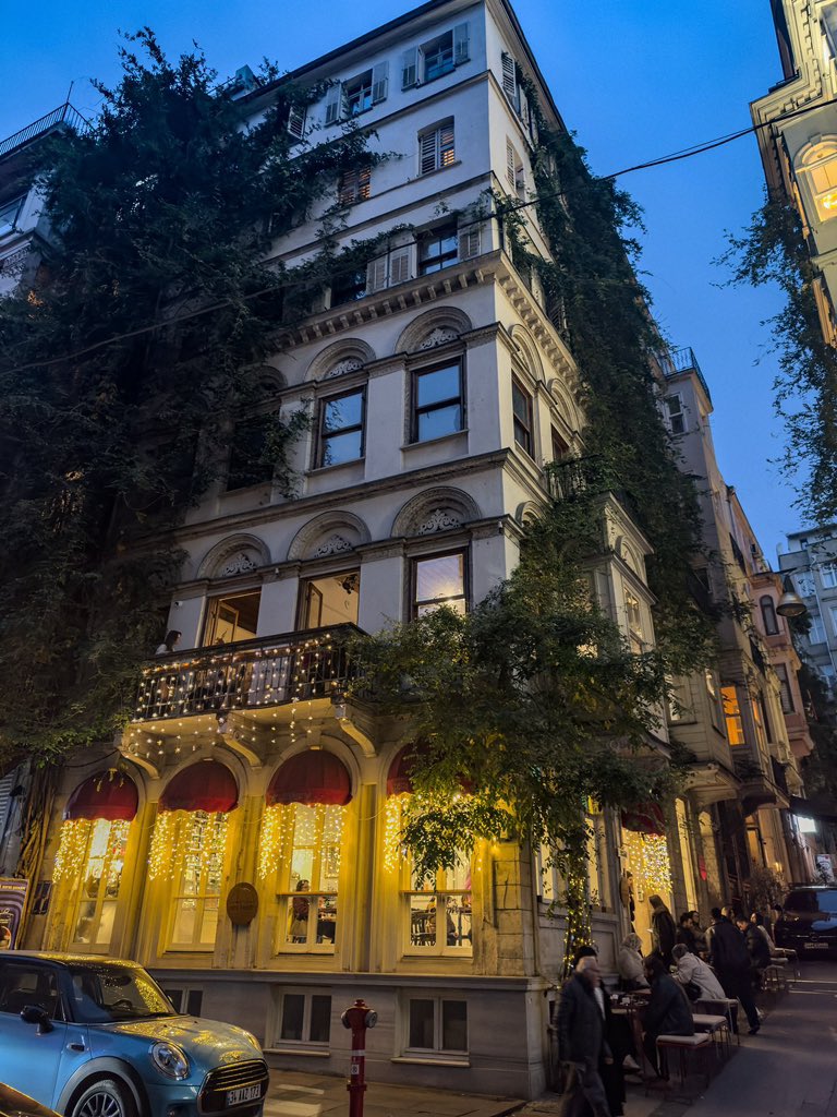 mutlakagdilmeli's tweet photo. Beyoğlu’nun en güzel manzarasına sahip kafelerinden Pera Bakery’de sevdiğinle kahve iç. https://t.co/hZ40CwfOaE