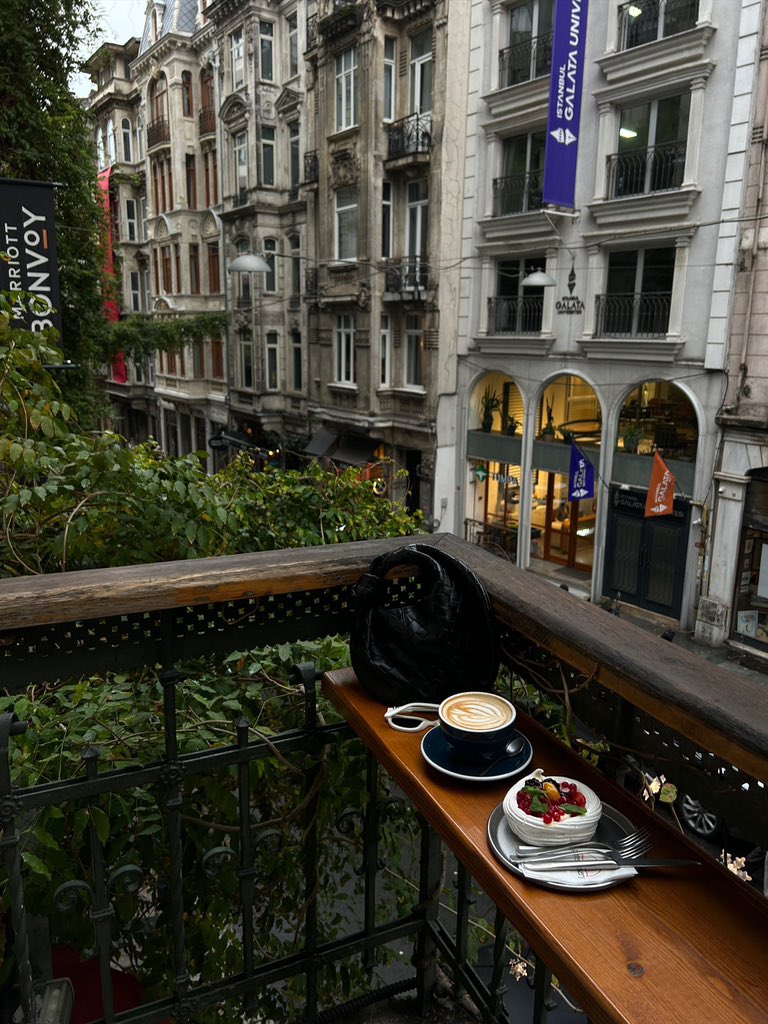 mutlakagdilmeli's tweet photo. Beyoğlu’nun en güzel manzarasına sahip kafelerinden Pera Bakery’de sevdiğinle kahve iç. https://t.co/hZ40CwfOaE