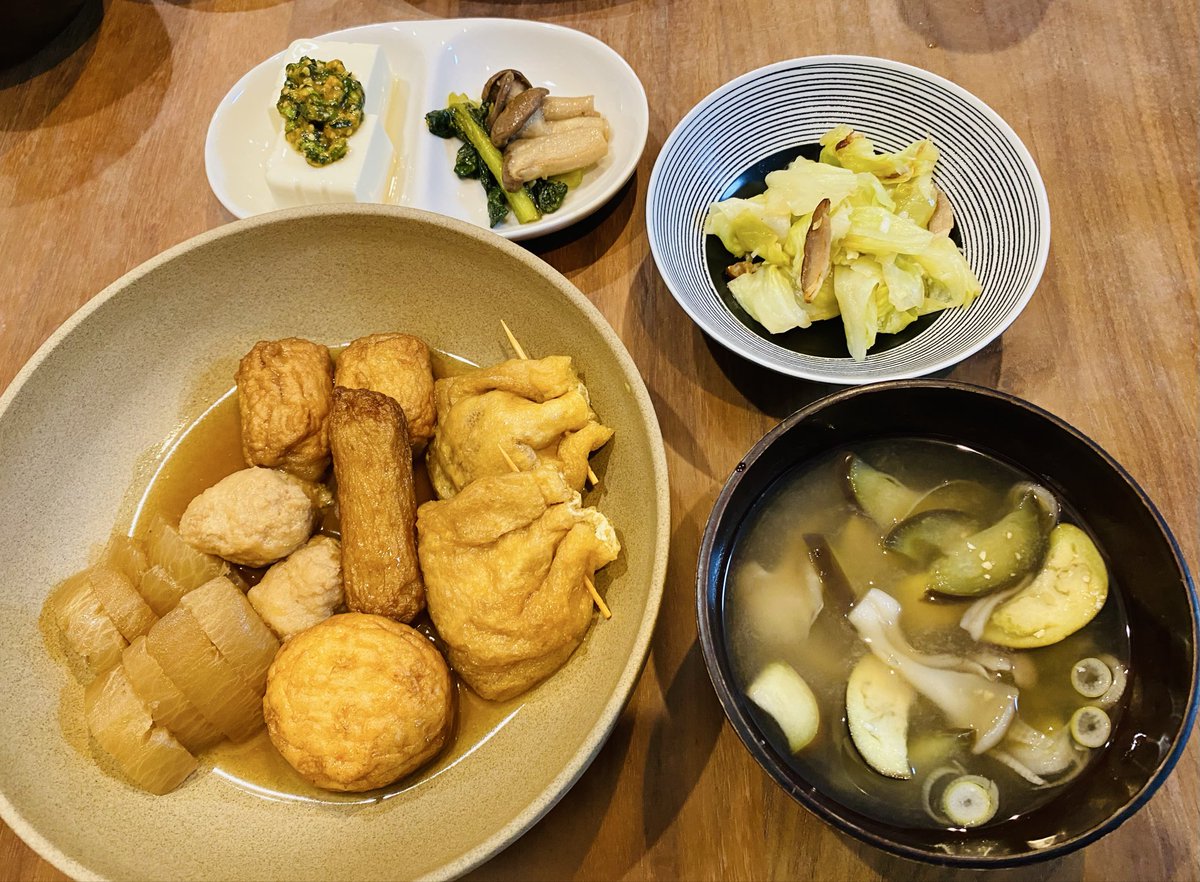 shimagaeri's tweet photo. 相変わらず冴えない写真ですが、
おでん種の煮物
ニラ味噌やっこ
小松菜とエリンギの柚子胡椒和え
キャベツの塩レモンだれ和え
なすとエリンギの味噌汁
を作りました🍢🍆🍄‍🟫
#おうちごはん https://t.co/USBCEzDghB