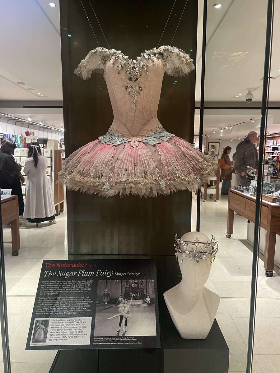 is_c1b's tweet photo. これまたトトロの前ですが、バレエの聖地ロイヤルオペラハウスで衣装展示&amp;グッズショップへ🩰(ドルーリーレーンから徒歩3分！)建物のオーナメントとTシャツを購入🥹✨この2つで1万飛んだ💸笑
今ジゼルやってるけど夏の来日公演で観るので今回は見送り。次回ロンドン来た際はバレエも絶対見たい💖 https://t.co/adCeT3yy7K
