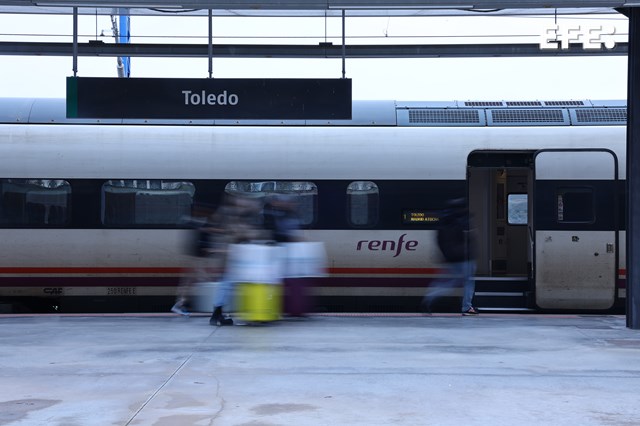 EFEnoticias's tweet photo. Renfe estrena una web que muestra la ubicación en tiempo real de los trenes.

https://t.co/bCMWJahI8p https://t.co/ur448zL9IV