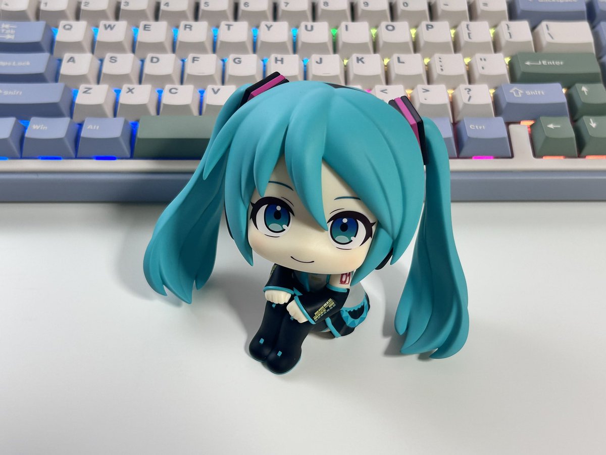 드디어 미쿠 룩업을 샀고
책상에 앉을 때 마다 행복해져...ㅠㅠ♡