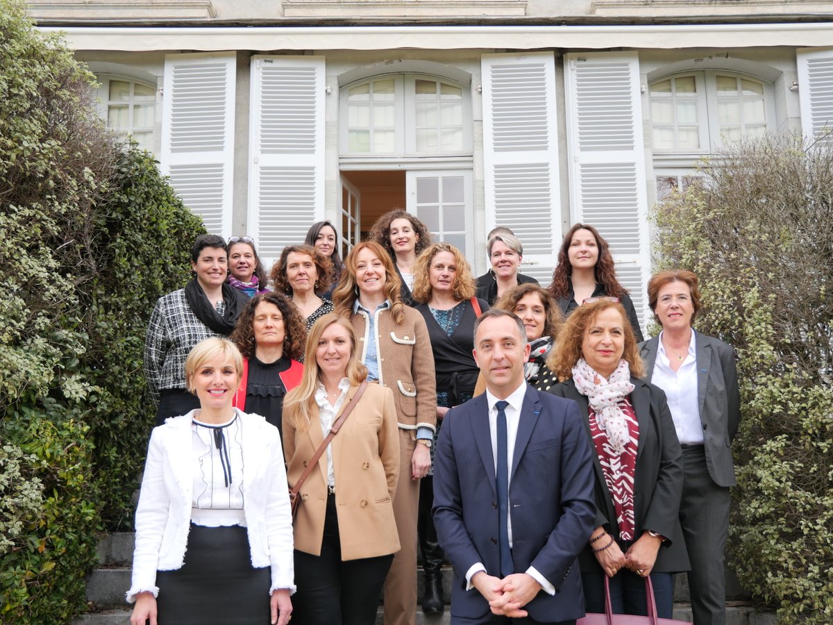 Prefet64's tweet photo. #Droitsdesfemmes | À l’occasion de la Journée internationale des droits des femmes, le préfet a réuni des dirigeantes et cadres d’entreprises industrielles.

Agroalimentaire, énergie, mécanique, aéronautique. Notre industrie locale rayonne par son dynamisme et sa capacité d’innovation.

Elle représente 35 000 emplois, dont 30 % occupés par des femmes.

💬 Rejoignez les métiers de l’industrie : attractivité des filières, accès aux responsabilités, valorisation des parcours et égalité professionnelle.