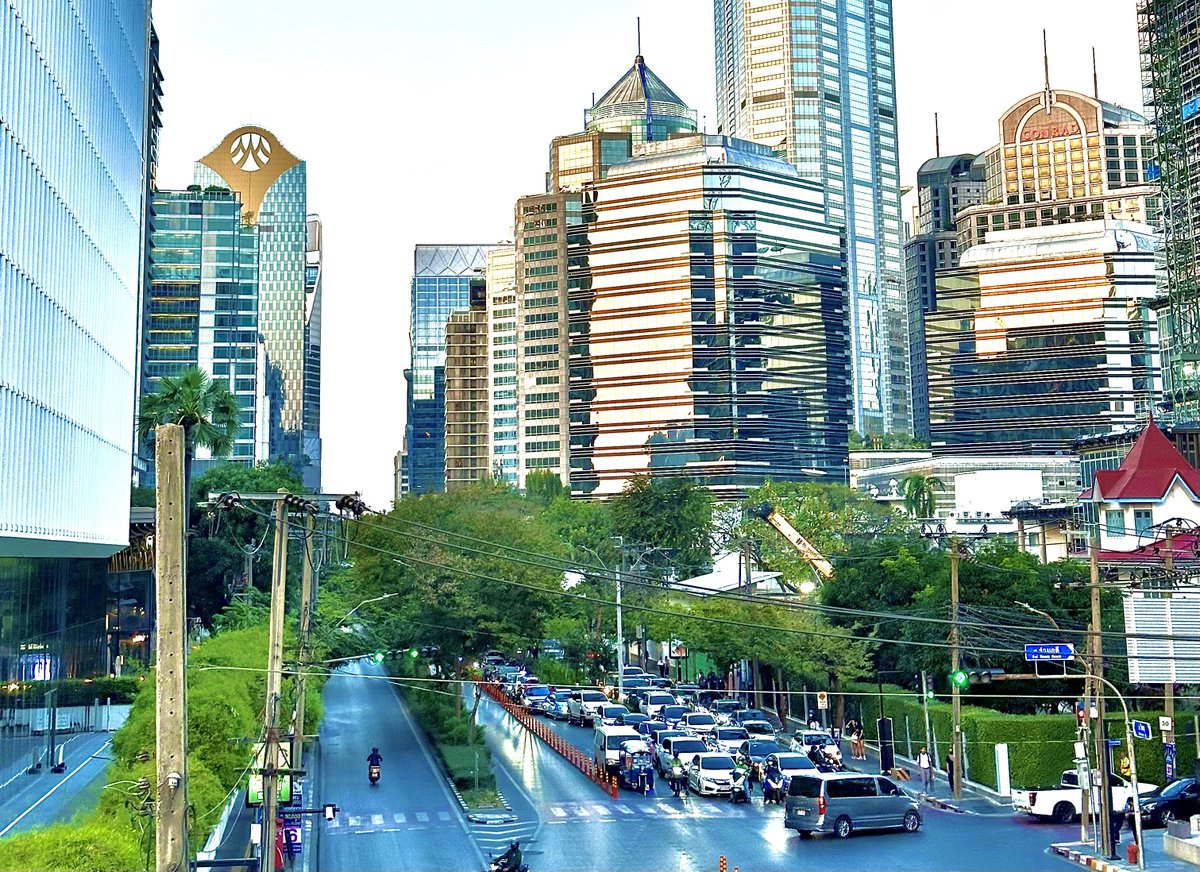 ใน กทม น่าจะมีเส้นเดียวที่ปั่นและเดินได้สบายๆ แม้แดดร้อน เพราะต้นไม้ใหญ่คลุมให้ร่มเงาตลอด คือ ถนนวิทยุ

เราก็สงสัยว่าทำไมถนนเส้นอื่นใน กทม ถึงทำแบบถนนวิทยุไม่ได้สักที

เราก็พึ่งรู้ว่าที่เส้นนี้ทำได้เพราะมันมีสถานทูตอยู่เยอะ และเค้าอยากให้มีต้นไม้เค้าจ่ายเงินให้คนมาดูแลต้นไม้ใหญ่ๆ