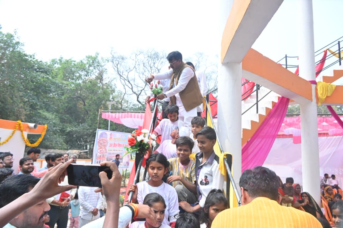 upjnrayodhya's tweet photo. आज 08 मार्च 2026 को अंतर्राष्ट्रीय महिला दिवस के अवसर पर जनपद अयोध्या के विकासखंड मिल्कीपुर की ग्राम पंचायत मिल्कीपुर में जल जीवन मिशन अंतर्गत जल अर्पण कार्यक्रम आयोजित हुआ।
मुख्य अतिथि माननीय विधायक श्री चंद्रभानु पासवान ने “जल है तो कल है” का संदेश देते हुए जल संरक्षण की अपील की। बच्चों की प्रभात फेरी, वृक्षारोपण व ग्रामवासियों की उत्साहपूर्ण सहभागिता रही।
#JalJeevanMission #HarGharJal #Ayodhya 
@jaljeevan_ @upswsm @dmayodhya @AyodhyaCDO