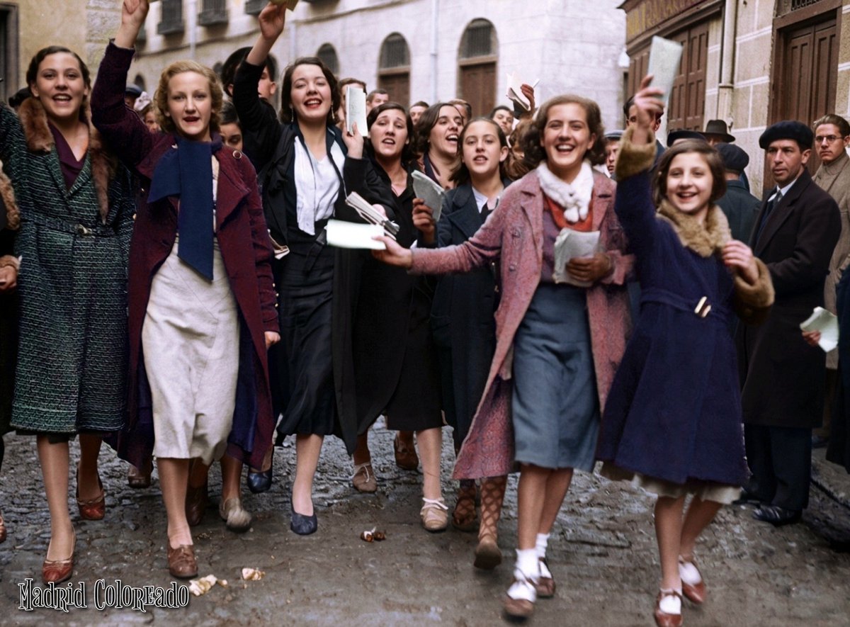Un grupo de mujeres recorre las calles de Madrid, el 19 de noviembre de 1933, mostrando papeletas electorales, durante las primeras elecciones generales con sufragio femenino.