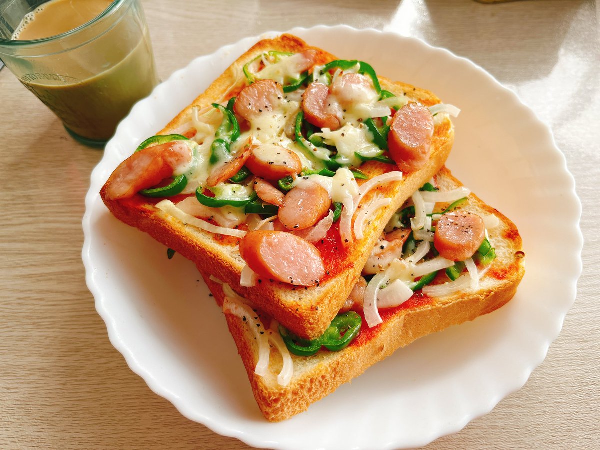 hey_funkyBaby's tweet photo. こんなに料理してるとは思えないくらいキッチンが狭いです
まな板を縦に置いて野菜を切ってます https://t.co/VeqkxxB3CV