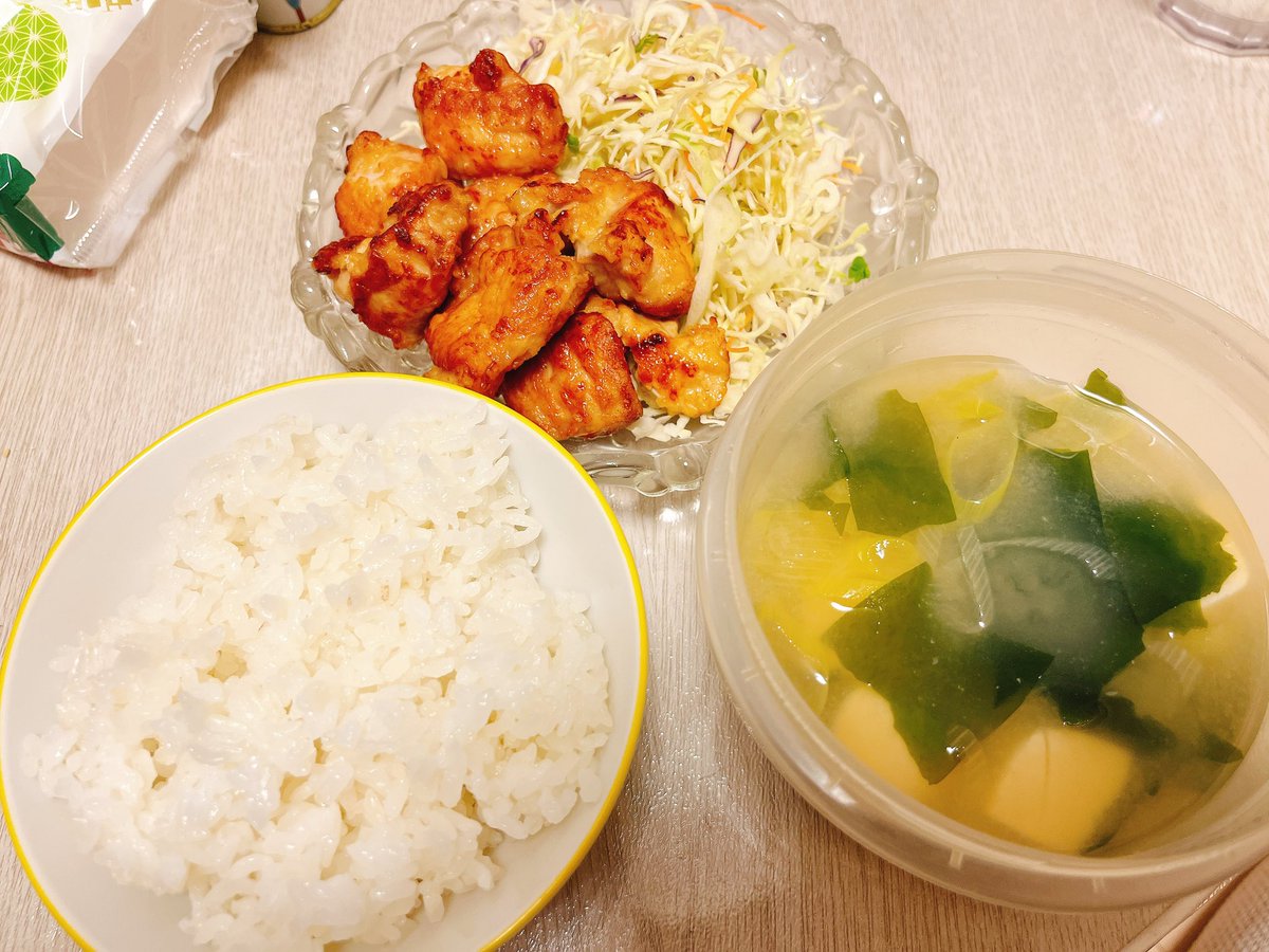 hey_funkyBaby's tweet photo. こんなに料理してるとは思えないくらいキッチンが狭いです
まな板を縦に置いて野菜を切ってます https://t.co/VeqkxxB3CV