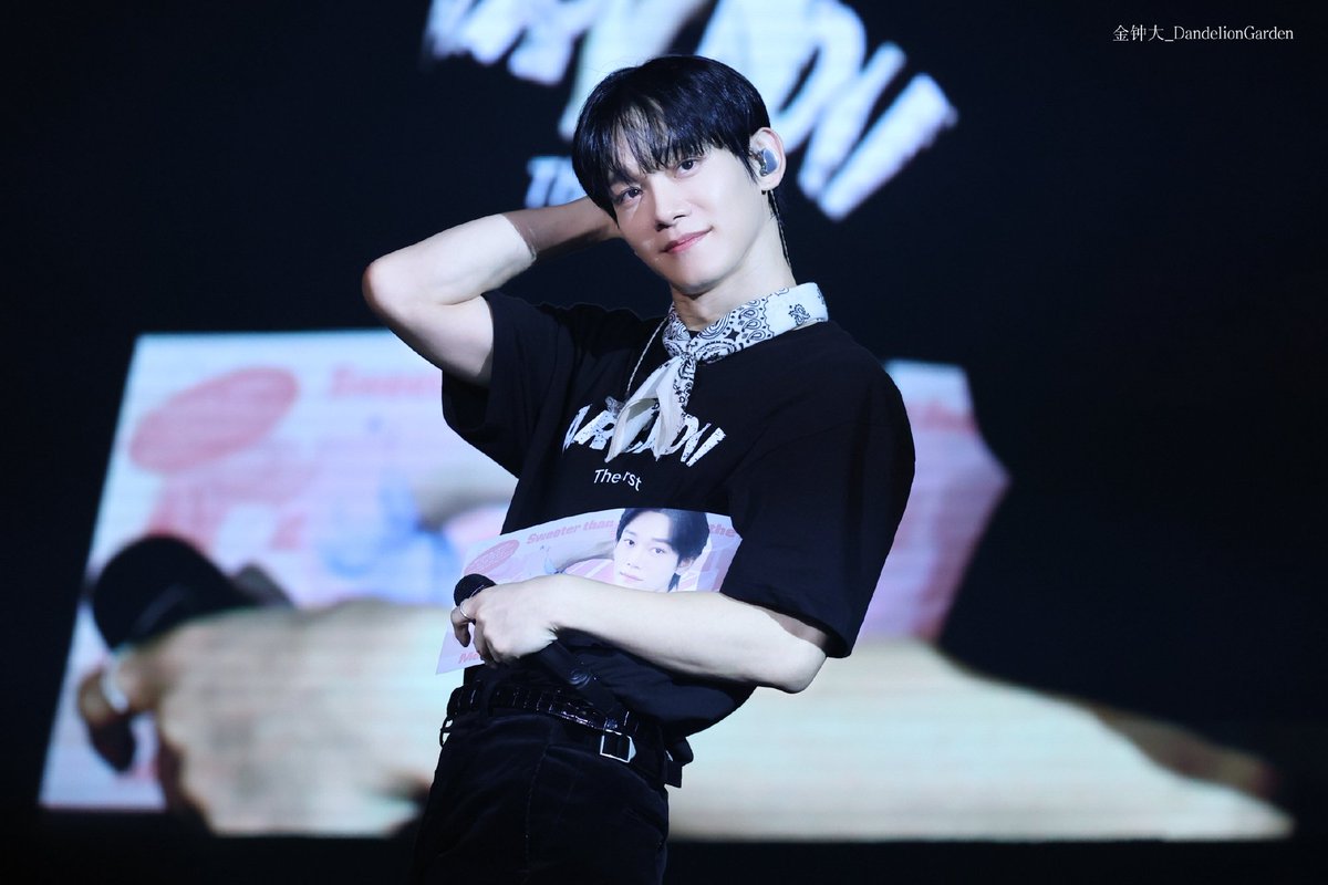 The way Jongdae imitated his pose on the handbanner 🤣💛 

(📸 金钟大_DandelionGarden | 金钟大 Weibo Supertopic) #ArcadiaMACAU #CHEN #첸 #金钟大