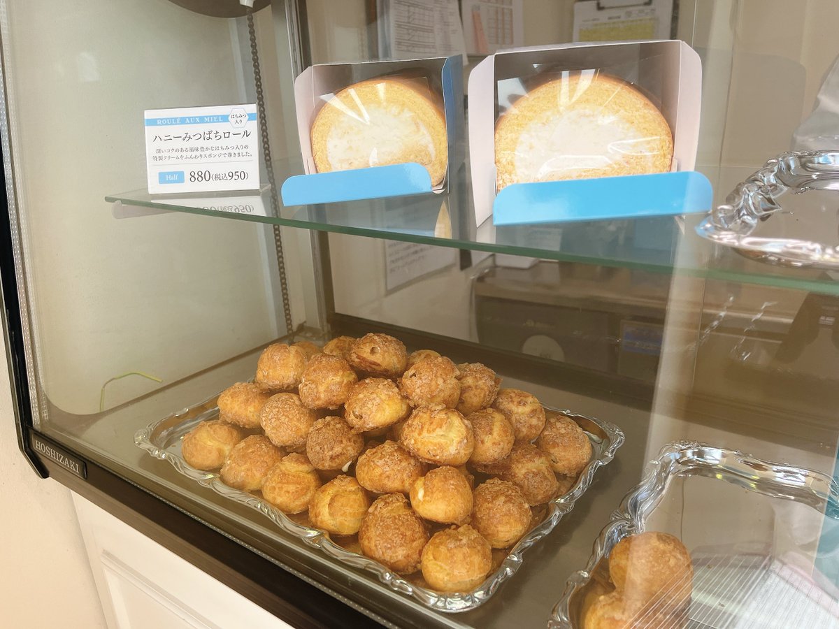 piyono41's tweet photo. フルーツタルトでおなじみのデリス、本社近くの天神橋2丁目北店ではタルトではなくプチシューを1個80円で販売しててこれがめっちゃおいしかった...！普通のシュー生地ではなく表面がザラメみたいにカリカリで、中はカスタードがたっぷり
#大阪で行きたかった株主優待使える店 https://t.co/P962QphIXm