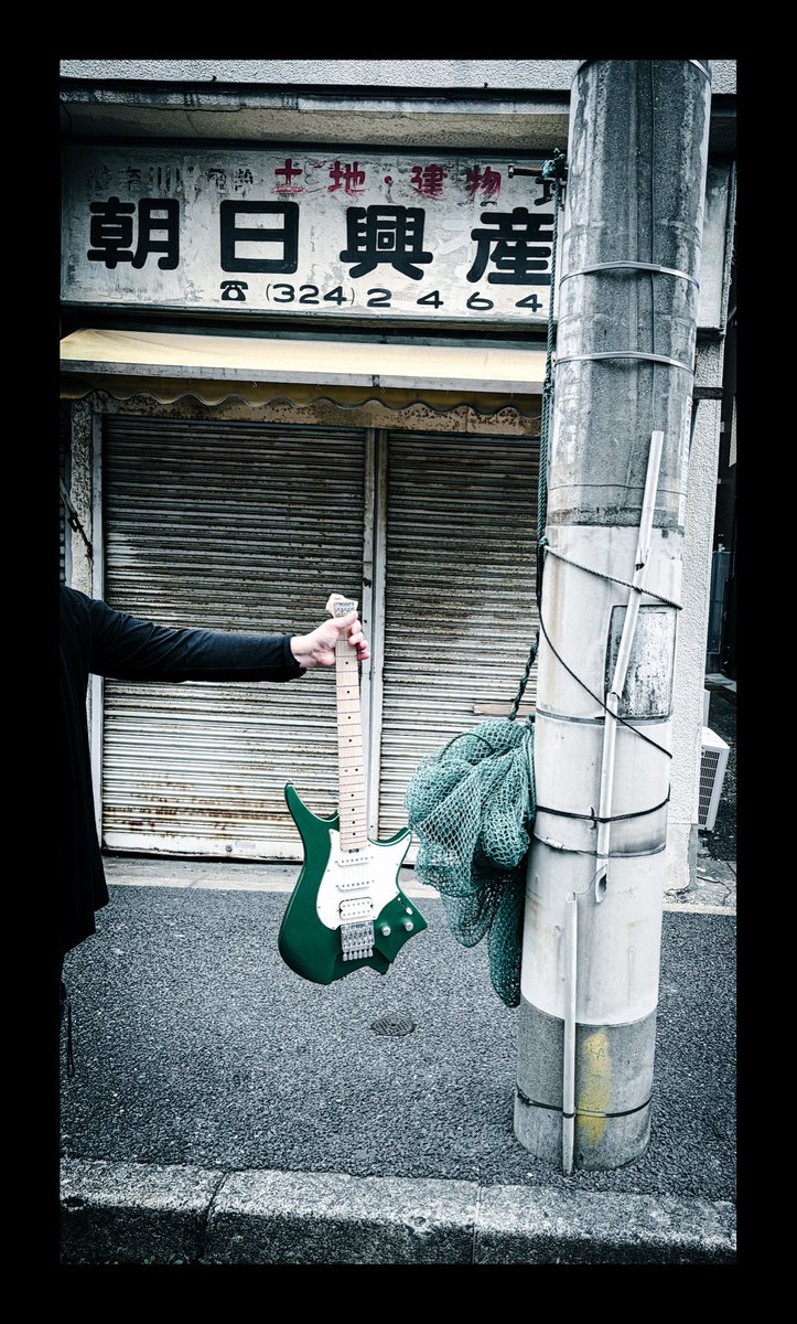 横濱高島屋にて終始駄々を捏ねていたら 『まあ進級進学期のお祝いという事で…渋々』 トシヤキ🔥さんと純一さんがGitarreを買ってくれました

頑張れたら勤勉な書生で居ようと努めます