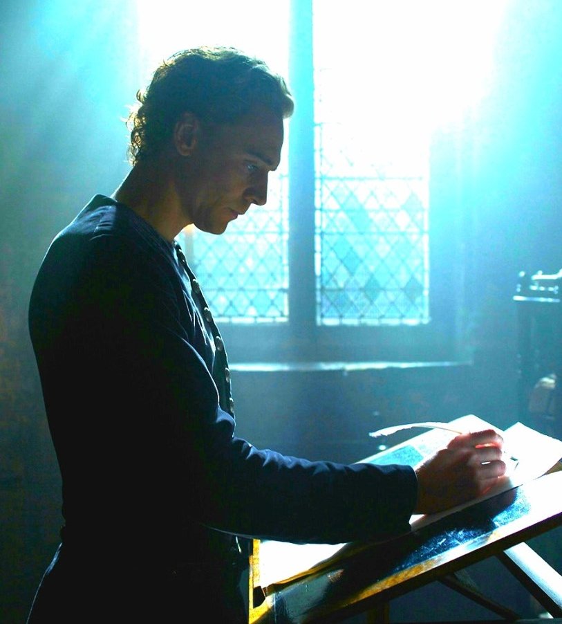 MilicaPloca's tweet photo. #ShakespeareSunday 🦋 ''...the skyish head / of blue Olympus.''-Hamlet, A5, S1-
#TomHiddleston #PrinceHal #TheHollowCrown https://t.co/NKjpscppt0