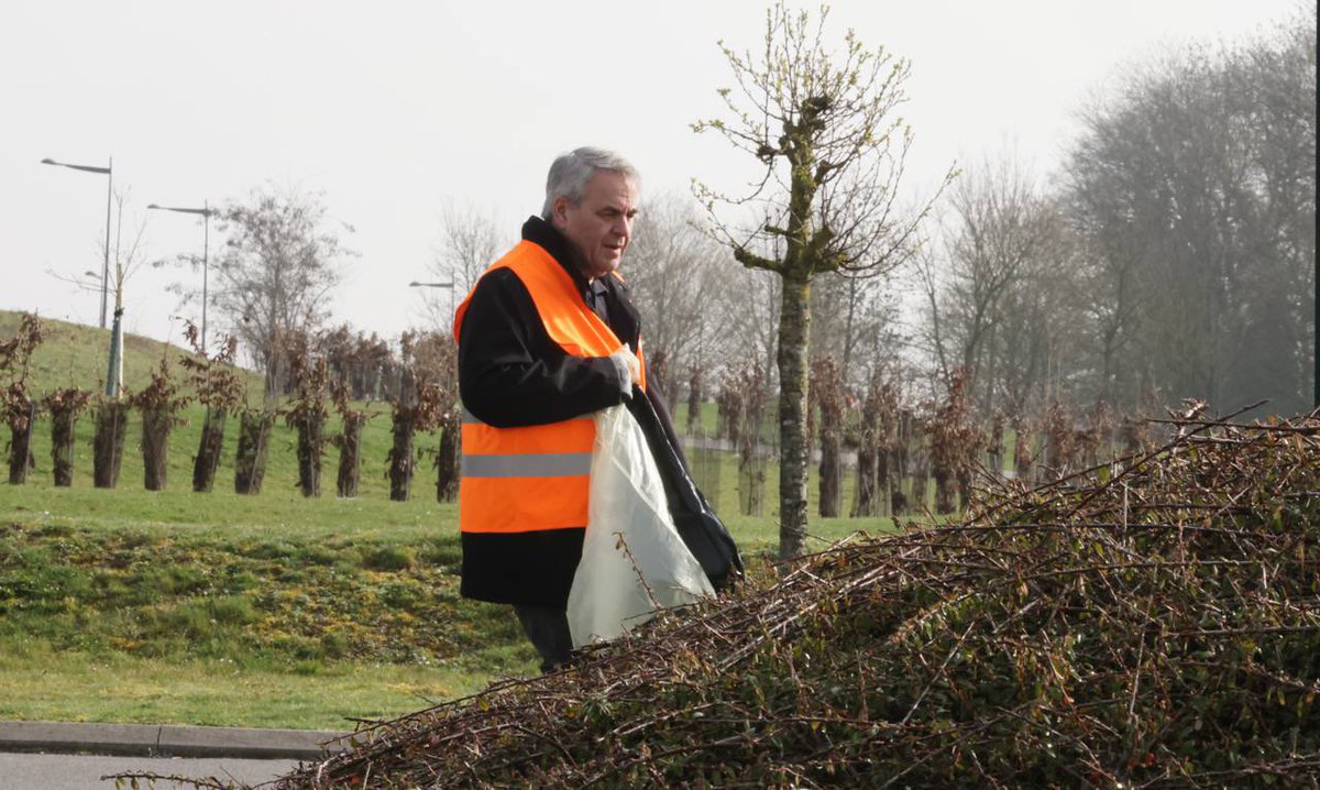 hautsdefrance's tweet photo. Pour #HDFpropres, la mobilisation continue en #hautsdefrance.
🍀 Aux côtés des bénévoles, @xavierbertrand participe au ramassage de déchets.
♻️ Objectif : une région plus propre et une nature préservée. https://t.co/6lBHaUCllV