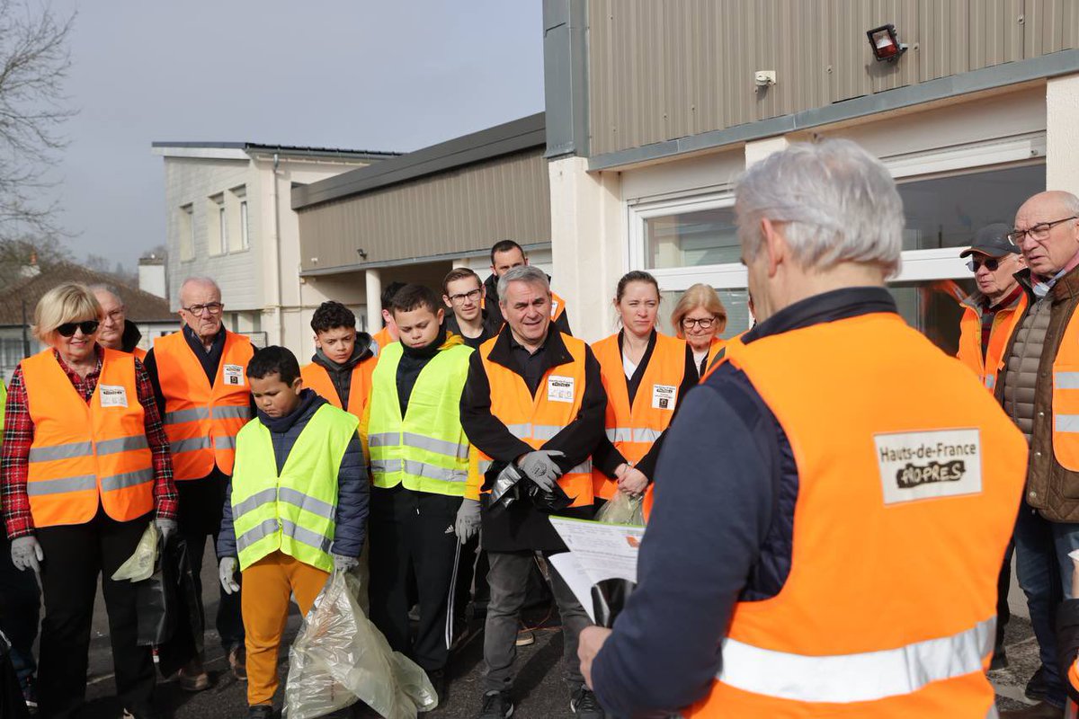 hautsdefrance's tweet photo. Pour #HDFpropres, la mobilisation continue en #hautsdefrance.
🍀 Aux côtés des bénévoles, @xavierbertrand participe au ramassage de déchets.
♻️ Objectif : une région plus propre et une nature préservée. https://t.co/6lBHaUCllV