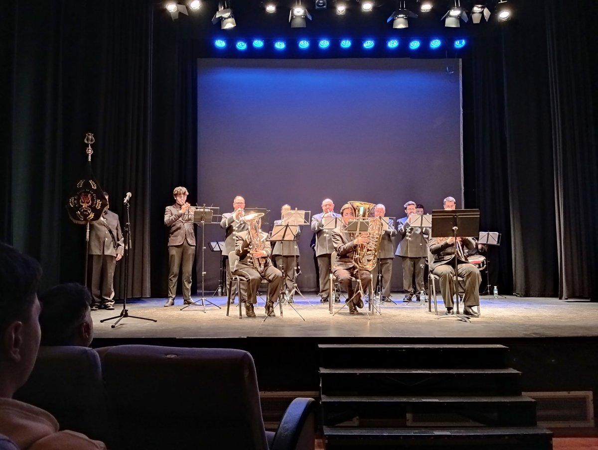 Ayer tuve el placer de acudir al concierto del XV aniversario de la Agrupación Músico - Cultural El Fénix de la Esperanza, junto a <a href="/CarlosULEG/">Carlos Delgado Pulido</a>.
Para mí es un orgullo haber sido uno de los fundadores de ese maravilloso grupo de músicos.
Por muchos años más.
SIEMPRE FÉNIX.