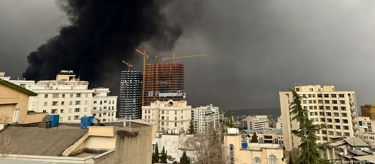 Timjzkt's tweet photo. Heute wählt #BadenWürttemberg (#LTWBadenWürttemberg) CDU vs. Grüne im Kopf an Kopf Rennen um die Nachfolge von Kretschmann.

Gleichzeitig eskaliert der #IranKrieg: #Israel bombardiert erstmals Öllager in #Teheran, dichter Rauch über der Stadt. Die #revolutionsgarden  sprechen von noch 6 Monaten Kampffähigkeit.

🌍 #LTW26 #IranIsraelWar #Iran
