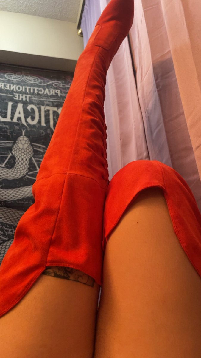 MadamMoss3's tweet photo. Wearing nothing but my thigh highs 💋 https://t.co/up6hIXttaq