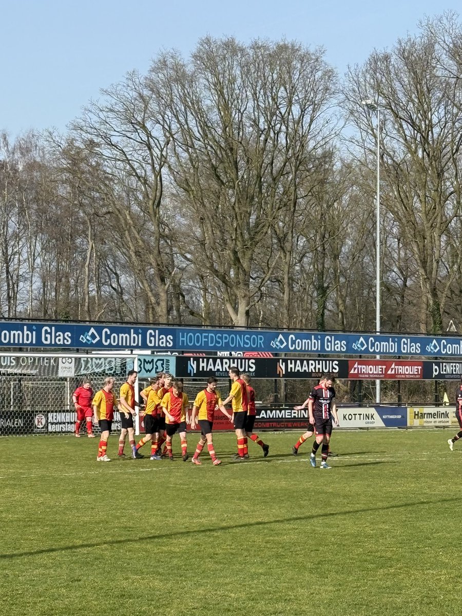 GOALAZOOO!!! 2-1! Goed doorjagen van Mart leidt geklungel in bij de VIOD defensie. Tijn Rikhof rond perfect af. Minuut 49