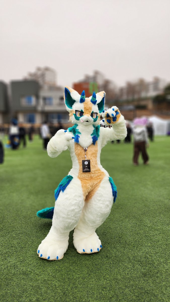 손꾸락......
ㄱ..기역
ㄴ..니은
#fursuit #FursuitEveryday