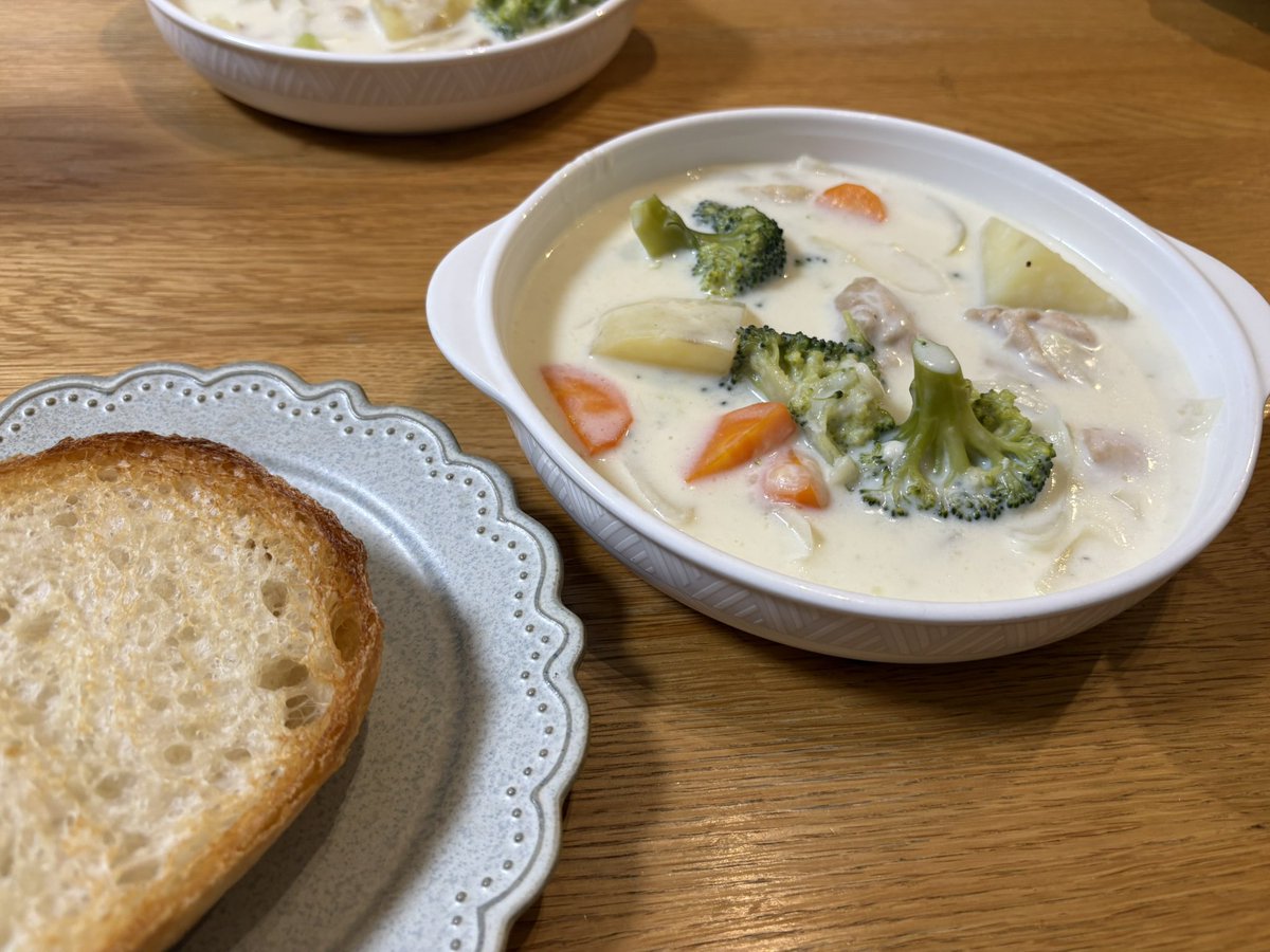 急に冬を感じたのでクリームシチュー。
私は絶対パン、たろくんは絶対ごはん派。