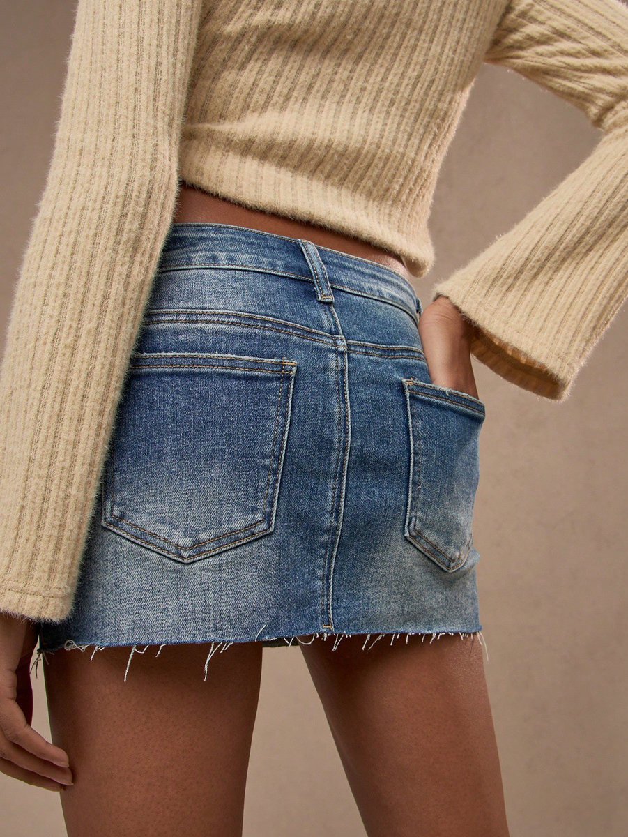 AnnasOutfits26's tweet image. That effortless 90s aesthetic we’re all obsessed with. ✨ This denim mini is the missing piece for your "clean girl" or "it-girl" outfits. Minimalist, chic, and under €25. Get the look: 🧸🥂

onelink.shein.com/32/5ipgj20pfbb9

#Aesthetic #StreetStyle #DenimVibes #SoftGirl