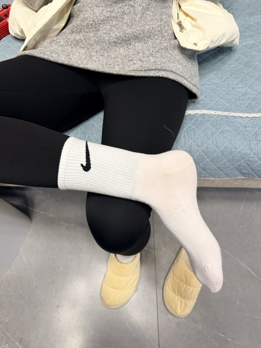 分享白袜娇妻 tweet media