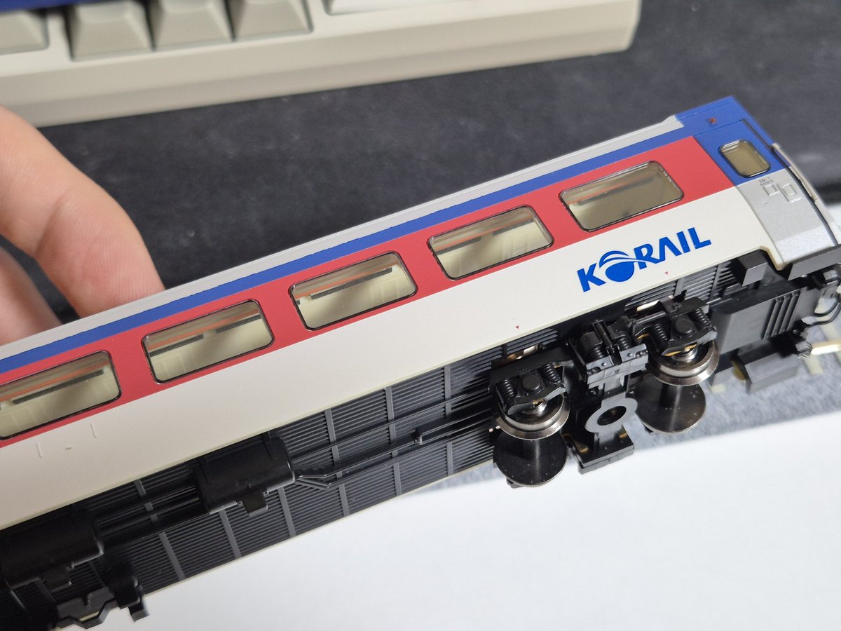 장대형 무궁화호 방송실 객차를 샀습니다.
퀄리티는 한트랙답게 상당합니다.